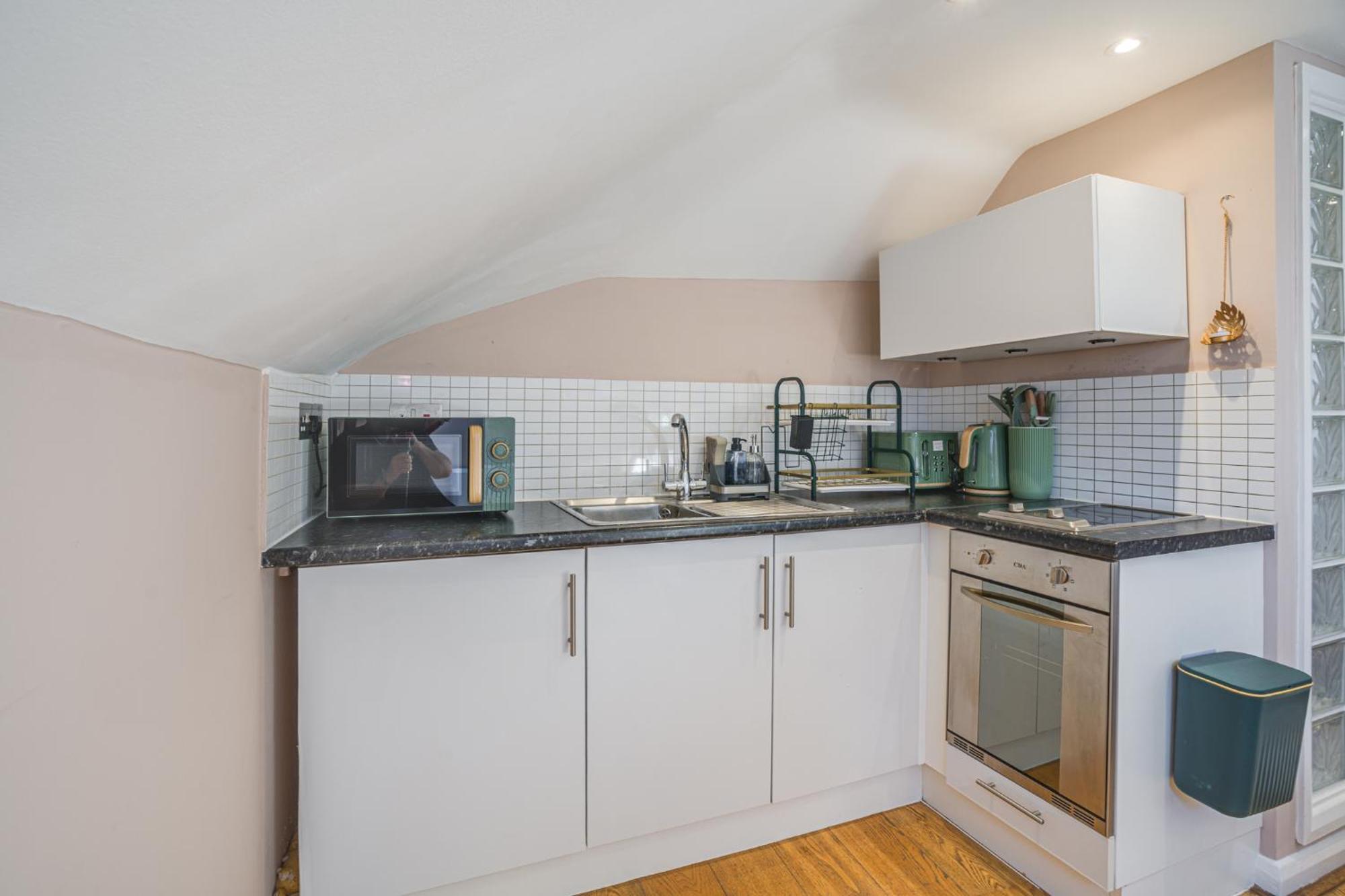 7even Clouds Stylish Near Westfield London